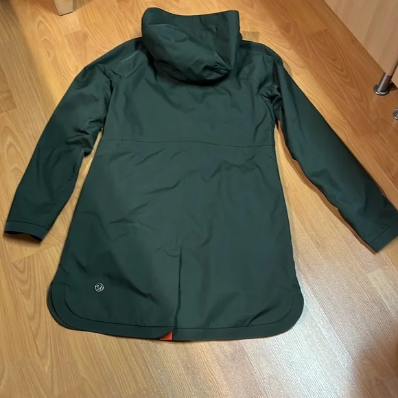 VGUC Lululemon Definitely Raining Jacket (US 6) - Gator Green - Picture 15 of 16